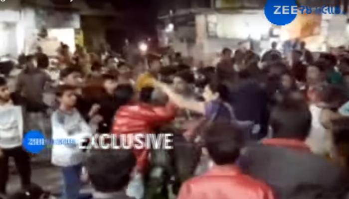 Video : જામનગરમાં એક મહિલા અને ચાર યુવકો વચ્ચે ખુલ્લા હાથે મારામારી, કારણ છે ચોંકાવનારું Video : જામનગરમાં એક મહિલા અને ચાર યુવકો વચ્ચે ખુલ્લા હાથે મારામારી, કારણ છે ચોંકાવનારું