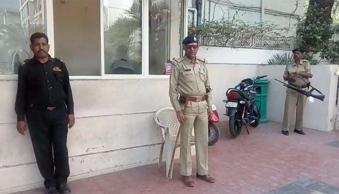 વડોદરા: પ્રખ્યાત જ્વેલર્સના ત્યાં ITના દરોડા, નોટબંધી વખતના વ્યવહારો શંકાના ઘેરામાં વડોદરા: પ્રખ્યાત જ્વેલર્સના ત્યાં ITના દરોડા, નોટબંધી વખતના વ્યવહારો શંકાના ઘેરામાં