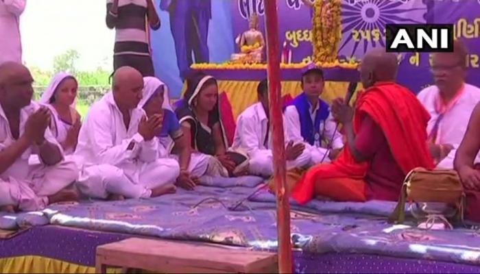 ઉના પીડિતો સહિત 450 દલિતોએ બૌદ્ધ ધર્મ અંગીકાર કર્યો ઉના પીડિતો સહિત 450 દલિતોએ બૌદ્ધ ધર્મ અંગીકાર કર્યો