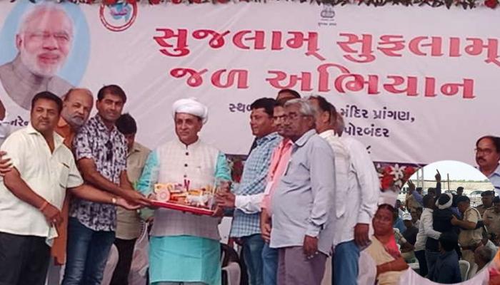 જળસંચય અભિયાન: મુખ્યમંત્રીની સભામાં કાળા વાવટા ફરકાવી વિરોધ જળસંચય અભિયાન: મુખ્યમંત્રીની સભામાં કાળા વાવટા ફરકાવી વિરોધ