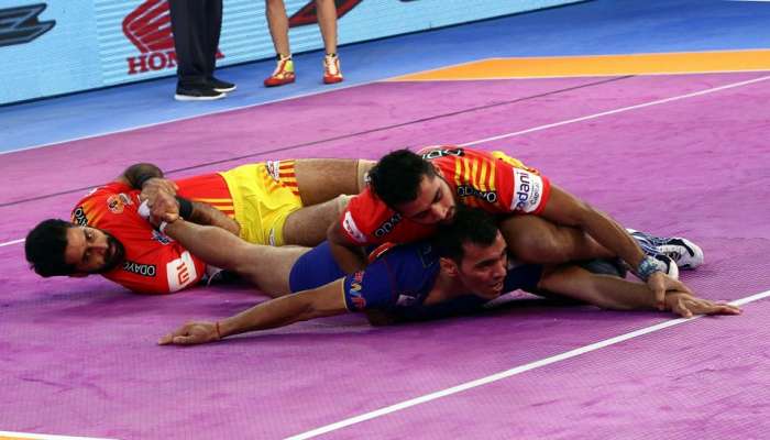 Pro Kabaddi 2018: દિલ્હીના 'દબંગ' પ્રદર્શને છીનવી ગુજરાતની બાદશાહત, હોમગ્રાઉન્ડમાં 29-26થી હરાવ્યું Pro Kabaddi 2018: દિલ્હીના 'દબંગ' પ્રદર્શને છીનવી ગુજરાતની બાદશાહત, હોમગ્રાઉન્ડમાં 29-26થી હરાવ્યું