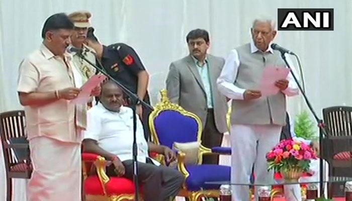 ಮೈತ್ರಿ ಸರ್ಕಾರದ ನೂತನ ಸಚಿವರ ಪ್ರಮಾಣವಚನ ಸ್ವೀಕಾರ ಸಮಾರಂಭ ಮೈತ್ರಿ ಸರ್ಕಾರದ ನೂತನ ಸಚಿವರ ಪ್ರಮಾಣವಚನ ಸ್ವೀಕಾರ ಸಮಾರಂಭ