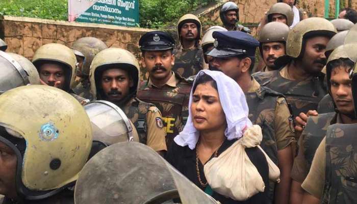 ಶಬರಿಮಲೆ ವಿವಾದ: ಕೆಲವೇ ಕ್ಷಣಗಳಲ್ಲಿ ಅಯ್ಯಪ್ಪನ ದೇಗುಲ ತಲುಪಲಿರುವ ಮಹಿಳೆಯರು ಶಬರಿಮಲೆ ವಿವಾದ: ಕೆಲವೇ ಕ್ಷಣಗಳಲ್ಲಿ ಅಯ್ಯಪ್ಪನ ದೇಗುಲ ತಲುಪಲಿರುವ ಮಹಿಳೆಯರು