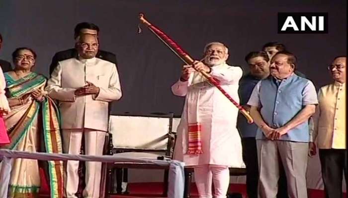 ರಾಮ್ಲೀಲಾ ಮೈದಾನದಲ್ಲಿ ಬಾಣ ಬಿಟ್ಟು ರಾವಣನನ್ನು ದಹಿಸಿದ ಪ್ರಧಾನಿ ಮೋದಿ ರಾಮ್ಲೀಲಾ ಮೈದಾನದಲ್ಲಿ ಬಾಣ ಬಿಟ್ಟು ರಾವಣನನ್ನು ದಹಿಸಿದ ಪ್ರಧಾನಿ ಮೋದಿ