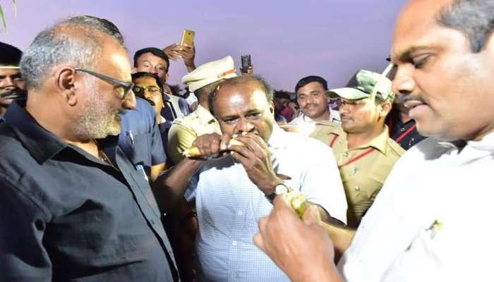 ರೈತನ ಹೊಲಕ್ಕೆ ಭೇಟಿ ನೀಡಿ ಕಬ್ಬು ತಿಂದು, ಸಸಿ ನೆಟ್ಟ ಮುಖ್ಯಮಂತ್ರಿ ರೈತನ ಹೊಲಕ್ಕೆ ಭೇಟಿ ನೀಡಿ ಕಬ್ಬು ತಿಂದು, ಸಸಿ ನೆಟ್ಟ ಮುಖ್ಯಮಂತ್ರಿ
