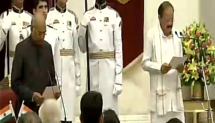 நாட்டின் 13வது துணை ஜனாதிபதி: வெங்கையா நாயுடு பதவியேற்றார் நாட்டின் 13வது துணை ஜனாதிபதி: வெங்கையா நாயுடு பதவியேற்றார்