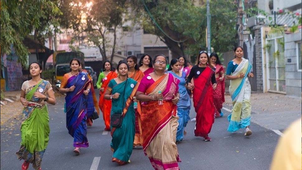 புடவை கட்டி மாரத்தான் ஓட்டம் ஓடிய பெங்களூர் பெண்கள்! புடவை கட்டி மாரத்தான் ஓட்டம் ஓடிய பெங்களூர் பெண்கள்!