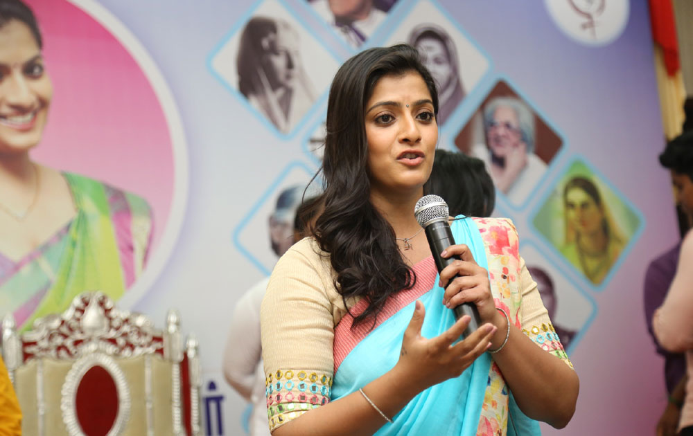 மகளிர் தினம்: இரத்த தானம் செய்த நடிகை வரலட்சுமி மகளிர் தினம்: இரத்த தானம் செய்த நடிகை வரலட்சுமி