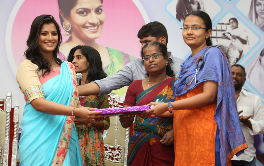மகளிர் தினம்: இரத்த தானம் செய்த நடிகை வரலட்சுமி மகளிர் தினம்: இரத்த தானம் செய்த நடிகை வரலட்சுமி