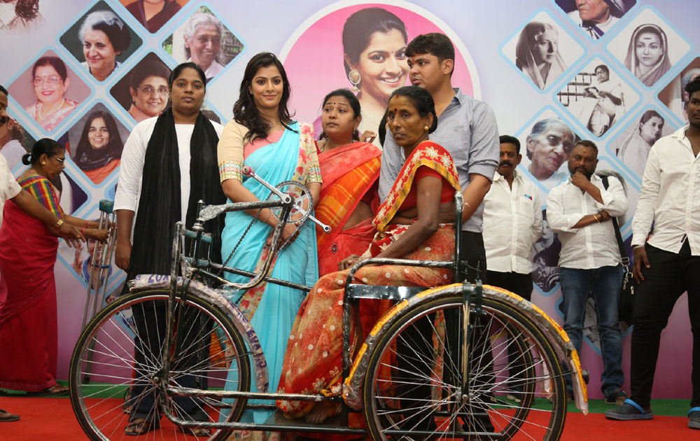 மகளிர் தினம்: இரத்த தானம் செய்த நடிகை வரலட்சுமி மகளிர் தினம்: இரத்த தானம் செய்த நடிகை வரலட்சுமி