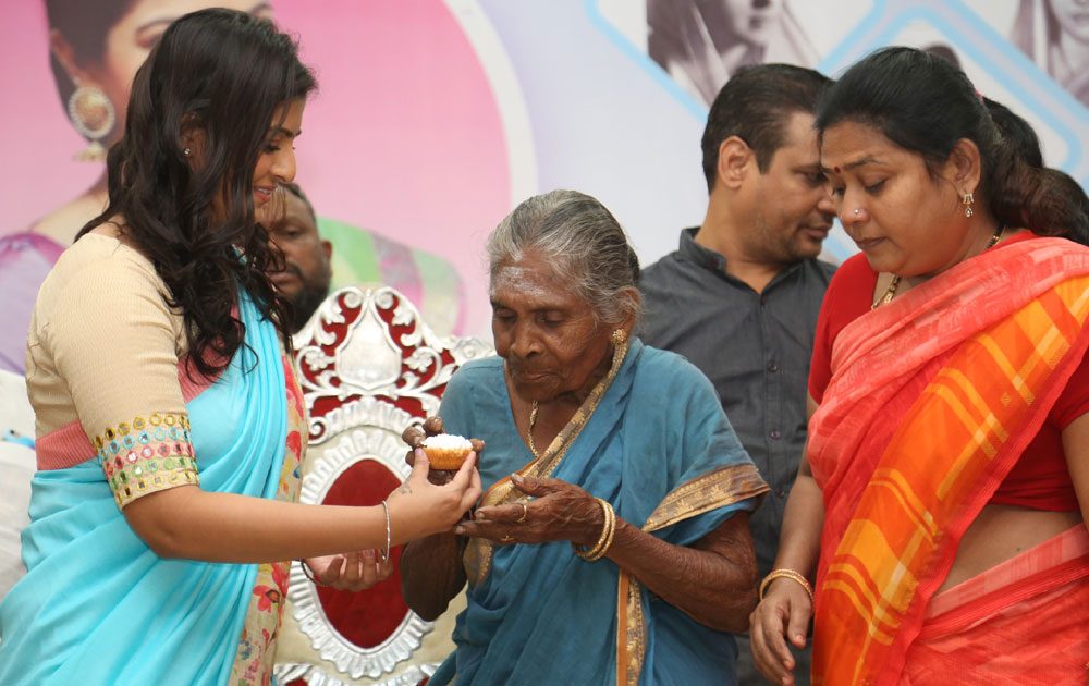 மகளிர் தினம்: இரத்த தானம் செய்த நடிகை வரலட்சுமி மகளிர் தினம்: இரத்த தானம் செய்த நடிகை வரலட்சுமி