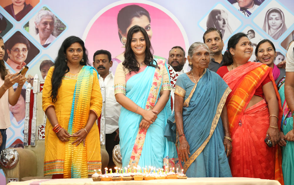 மகளிர் தினம்: இரத்த தானம் செய்த நடிகை வரலட்சுமி மகளிர் தினம்: இரத்த தானம் செய்த நடிகை வரலட்சுமி