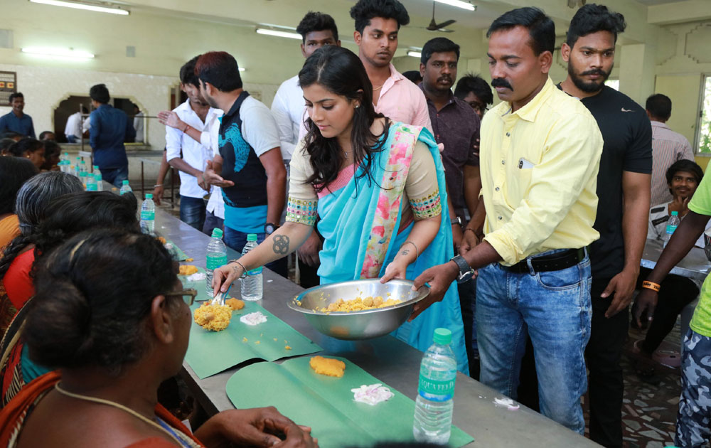 மகளிர் தினம்: இரத்த தானம் செய்த நடிகை வரலட்சுமி மகளிர் தினம்: இரத்த தானம் செய்த நடிகை வரலட்சுமி