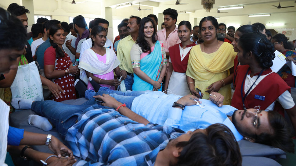 மகளிர் தினம்: இரத்த தானம் செய்த நடிகை வரலட்சுமி மகளிர் தினம்: இரத்த தானம் செய்த நடிகை வரலட்சுமி