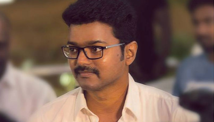 விஜய்யின் சிறிய வயது புகைப்படம்: எப்படி இருக்காறு தெரியுமா? விஜய்யின் சிறிய வயது புகைப்படம்: எப்படி இருக்காறு தெரியுமா?