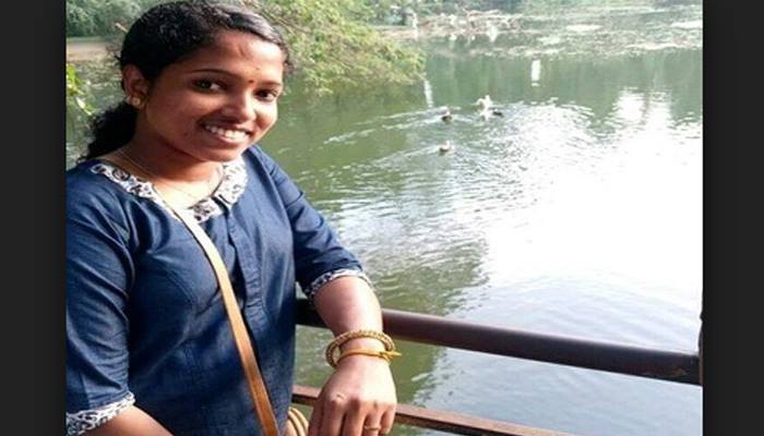 பெற்ற மகளை கத்தியால் குத்திக்கொலை செய்த தந்தை: கேரளாவில் பரபரப்பு! பெற்ற மகளை கத்தியால் குத்திக்கொலை செய்த தந்தை: கேரளாவில் பரபரப்பு!
