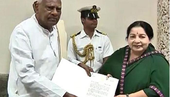 தமிழக முதல்வராக தொடர்ந்து 2வது முறையாக ஜெயலலிதா பதவி ஏற்பு: தமிழக முதல்வராக தொடர்ந்து 2வது முறையாக ஜெயலலிதா பதவி ஏற்பு: