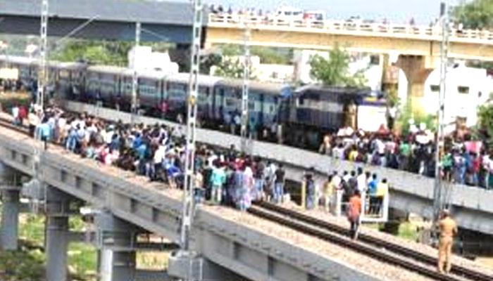 ஜல்லிக்கட்டு: இளைஞர்கள் ரயில் மறித்து போராட்டம்!! ஜல்லிக்கட்டு: இளைஞர்கள் ரயில் மறித்து போராட்டம்!!