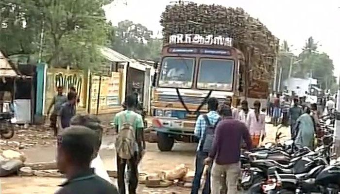 ஜல்லிக்கட்டு: மதுரையில் போக்குவரத்து ஸ்தம்பிப்பு ஜல்லிக்கட்டு: மதுரையில் போக்குவரத்து ஸ்தம்பிப்பு