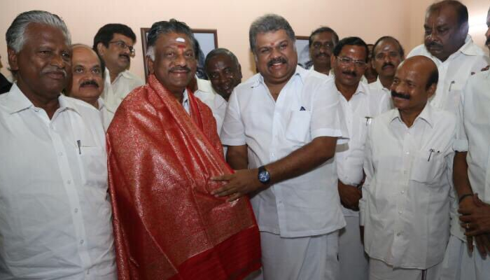 #ஆர்கேநகர் இடைத்தேர்தல்: ஆதரவு கேட்டு ஜி.கே.வாசனை சந்தித்த ஓபிஎஸ் #ஆர்கேநகர் இடைத்தேர்தல்: ஆதரவு கேட்டு ஜி.கே.வாசனை சந்தித்த ஓபிஎஸ்