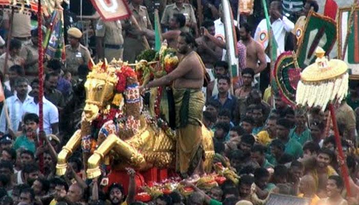 பச்சை பட்டு உடுத்தி அழகர் ஆற்றில் இறங்கினார்! பச்சை பட்டு உடுத்தி அழகர் ஆற்றில் இறங்கினார்!
