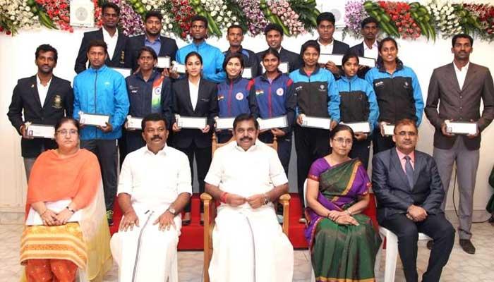 விளையாட்டு வீரர், வீராங்கனைக்கு ஊக்கத் தொகை வழங்கி கவுரவித்த முதல்வர் விளையாட்டு வீரர், வீராங்கனைக்கு ஊக்கத் தொகை வழங்கி கவுரவித்த முதல்வர்