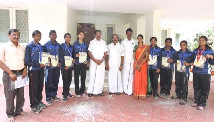 முதல்வரிடம் வாழ்த்து பெற்ற தங்கம் வென்ற கைபந்து போட்டியாளர்கள் முதல்வரிடம் வாழ்த்து பெற்ற தங்கம் வென்ற கைபந்து போட்டியாளர்கள்