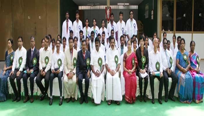 மருத்துவர்களுக்கு பணி நியமன ஆணைகளை வழங்கிய முதல்வர் மருத்துவர்களுக்கு பணி நியமன ஆணைகளை வழங்கிய முதல்வர்