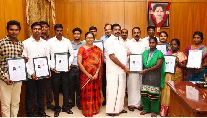199 இளநிலை உதவியாளர்களுக்கு பணிநியமன ஆணை வழங்கிய முதல்வர் 199 இளநிலை உதவியாளர்களுக்கு பணிநியமன ஆணை வழங்கிய முதல்வர்