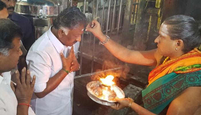 கிரகணம் முடித்து பழனி முருகனை தரிசித்தார் ஓ.பி.எஸ்!! கிரகணம் முடித்து பழனி முருகனை தரிசித்தார் ஓ.பி.எஸ்!!