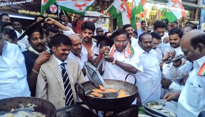"மோடி பஜ்ஜி" - புதுவை முதல்வரின் நூதன போராட்டம்! "மோடி பஜ்ஜி" - புதுவை முதல்வரின் நூதன போராட்டம்!