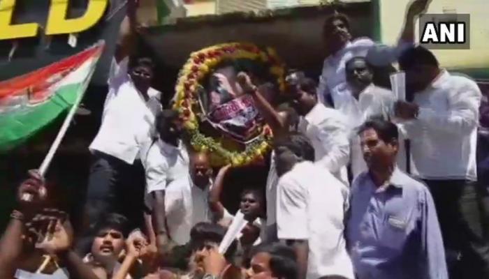 PNB மோசடி: புதுவை இளைஞர் காங்கிரஸ் சார்பில் போராட்டம்! PNB மோசடி: புதுவை இளைஞர் காங்கிரஸ் சார்பில் போராட்டம்!