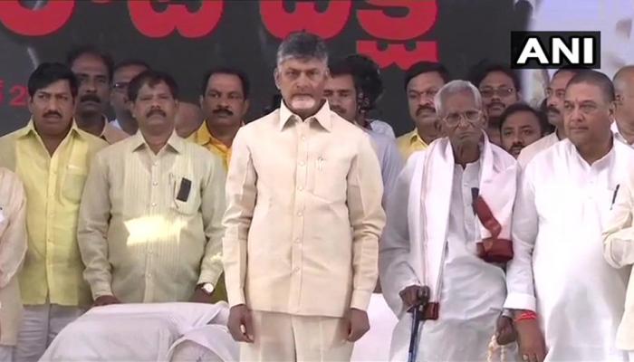 சிறப்பு அந்தஸ்து கோரி ஆந்திர முதல்வர் உண்ணாவிரதம்! சிறப்பு அந்தஸ்து கோரி ஆந்திர முதல்வர் உண்ணாவிரதம்!