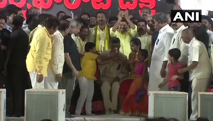 சிறப்பு அந்தஸ்து கோரி ஆந்திர முதல்வர் உண்ணாவிரதம் முடிவுற்றது! சிறப்பு அந்தஸ்து கோரி ஆந்திர முதல்வர் உண்ணாவிரதம் முடிவுற்றது!