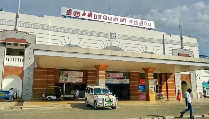 திருச்சி பொன்மலை அருகே பல்லவன் ரயில் விபத்துக்குள்ளானது! திருச்சி பொன்மலை அருகே பல்லவன் ரயில் விபத்துக்குள்ளானது!