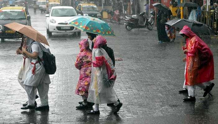 தொடர் மலையின் எதிரொலி: பள்ளிகளுக்கு விடுமுறை!! தொடர் மலையின் எதிரொலி: பள்ளிகளுக்கு விடுமுறை!!