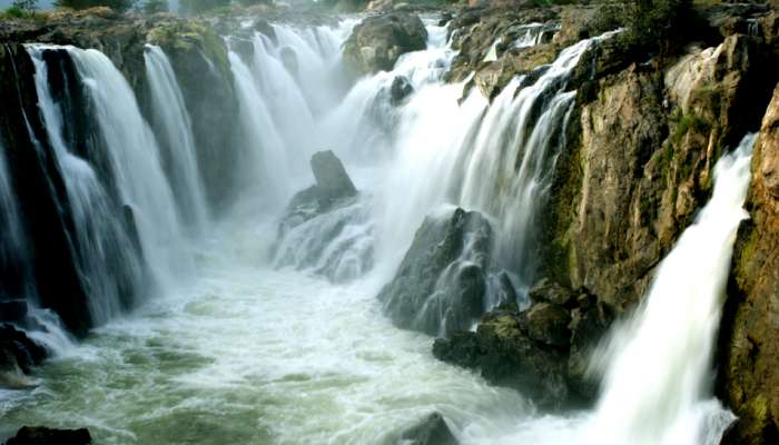 கரைபுரளும் காவிரி: ஒகேனக்கலுக்கு வரும் நீர்வரத்து 96,000 கன அடியாக உயர்வு! கரைபுரளும் காவிரி: ஒகேனக்கலுக்கு வரும் நீர்வரத்து 96,000 கன அடியாக உயர்வு!