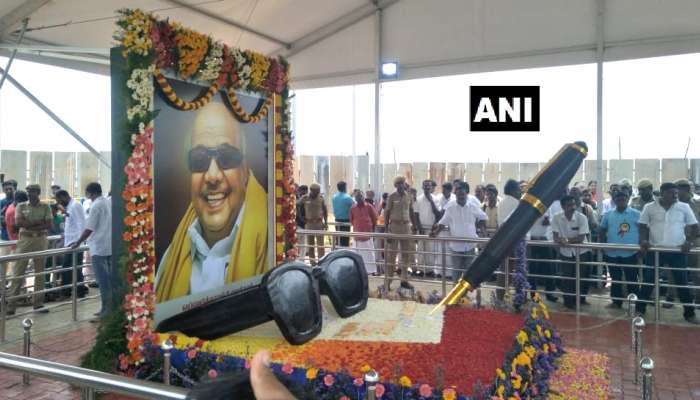 கருணாநிதி நினைவிடத்தில் மெஹா சைஸ் கண்ணாடி, பேனா...! கருணாநிதி நினைவிடத்தில் மெஹா சைஸ் கண்ணாடி, பேனா...!