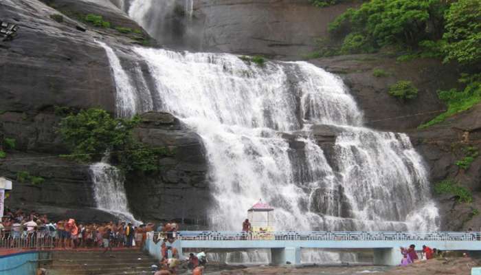 கனமழை காரணமாக குற்றால அருவிகளில் நீர்வரத்து அதிகரிப்பு! கனமழை காரணமாக குற்றால அருவிகளில் நீர்வரத்து அதிகரிப்பு!