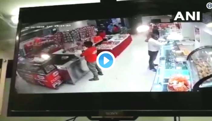 WATCH: டெல்லி ஸ்வீட்ஸ் கடையில் துப்பாக்கிசூடு.... WATCH: டெல்லி ஸ்வீட்ஸ் கடையில் துப்பாக்கிசூடு....