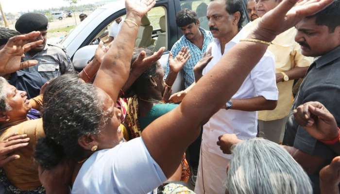 கஜா புயல் பாதிப்பு: கதறி அழுத மக்களுக்கு ஆறுதல் கூறிய மு.க. ஸ்டாலின் கஜா புயல் பாதிப்பு: கதறி அழுத மக்களுக்கு ஆறுதல் கூறிய மு.க. ஸ்டாலின்