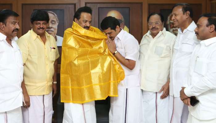 டி.டி.வி.தினகரன் ஆதரவு எம்.எல்.ஏ செந்தில் பாலாஜி திமுகவில் இணைந்தார் டி.டி.வி.தினகரன் ஆதரவு எம்.எல்.ஏ செந்தில் பாலாஜி திமுகவில் இணைந்தார்