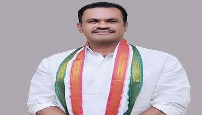 టీఆర్ఎస్ని బతికిస్తోంది ఆయనే: కోమటిరెడ్డి టీఆర్ఎస్ని బతికిస్తోంది ఆయనే: కోమటిరెడ్డి