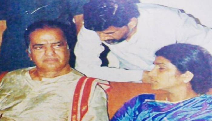 వర్మ Vs క్రిష్: ఆర్జీవీ నోట మళ్లీ 'ఎన్టీఆర్ బయోపిక్' మాట ; మూవీ ముహర్తం ఫిక్స్ వర్మ Vs క్రిష్: ఆర్జీవీ నోట మళ్లీ 'ఎన్టీఆర్ బయోపిక్' మాట ; మూవీ ముహర్తం ఫిక్స్